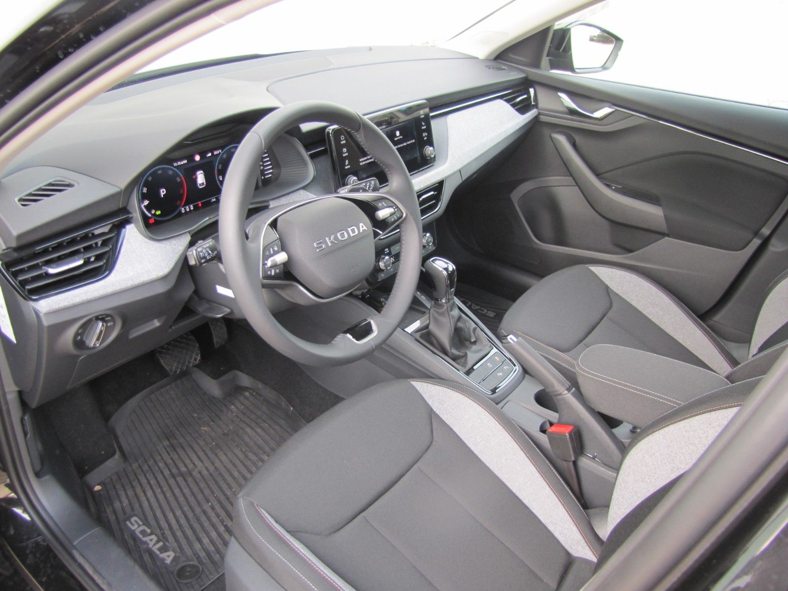 Fahrzeugabbildung SKODA Scala Tour 1.0l TSI 116PS 7-Gang-DSG AHK