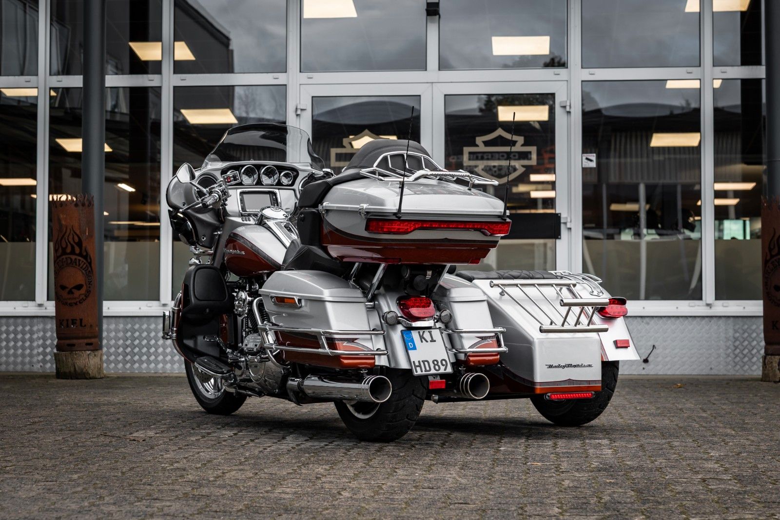 Fahrzeugabbildung Harley-Davidson FLHTKSE CVO E-Glide - V-Triebwerk Gespann