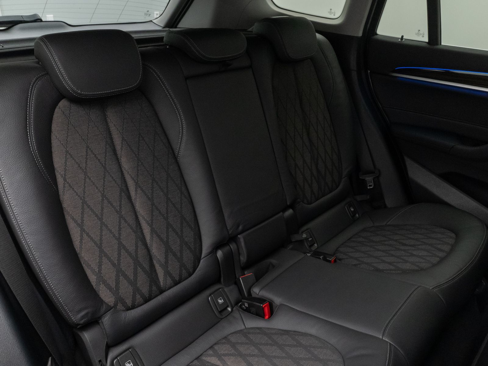Fahrzeugabbildung BMW X1 sD20i xLine Kamera HUD DAB HiFi AHK Sport 18"