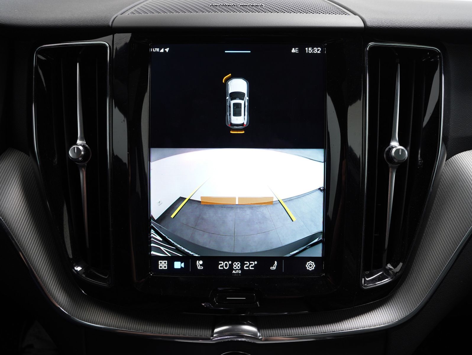 Fahrzeugabbildung Volvo XC60 B4 D AWD Plus Dark PANORAMA/LED/ACC/AHK