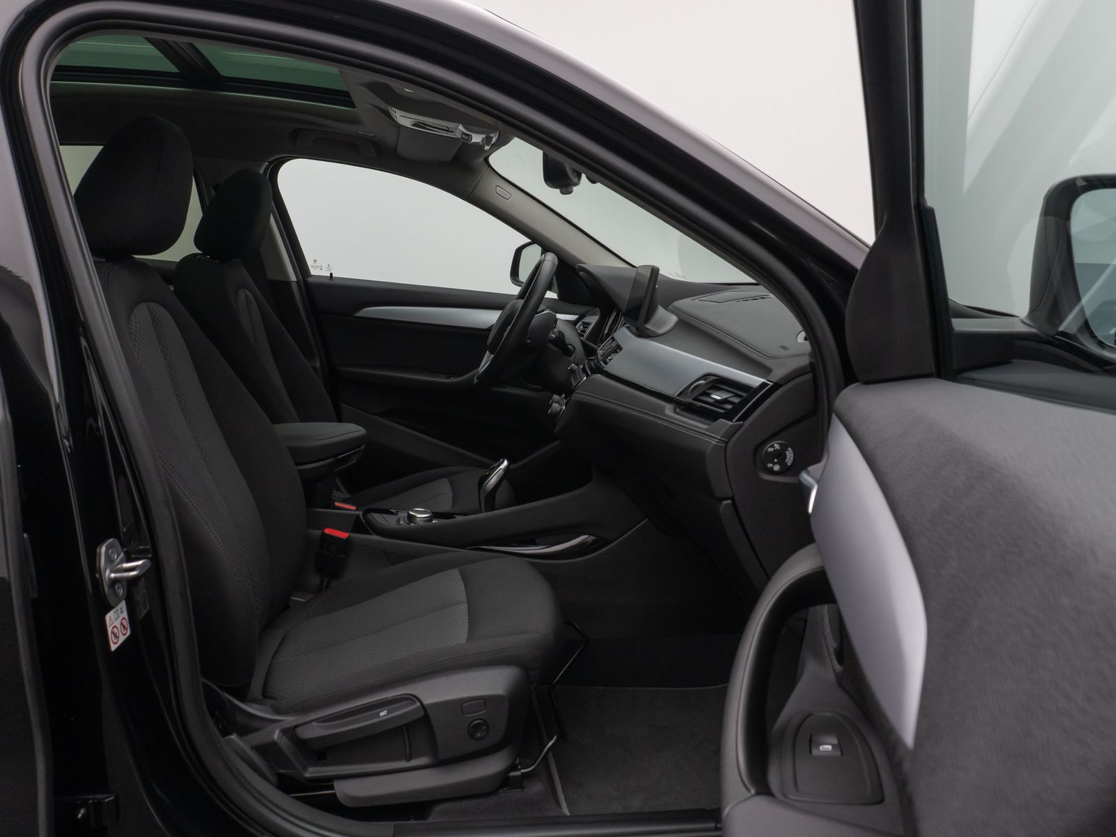 Fahrzeugabbildung BMW X2 sD20d Panorama NaviPlus HUD DAB HiFi Alarm