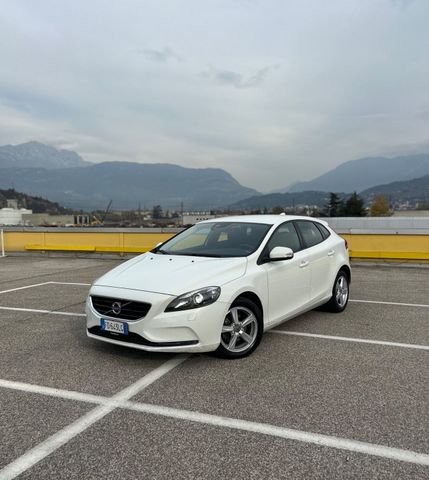 Volvo V40 R-design Momentum 2016