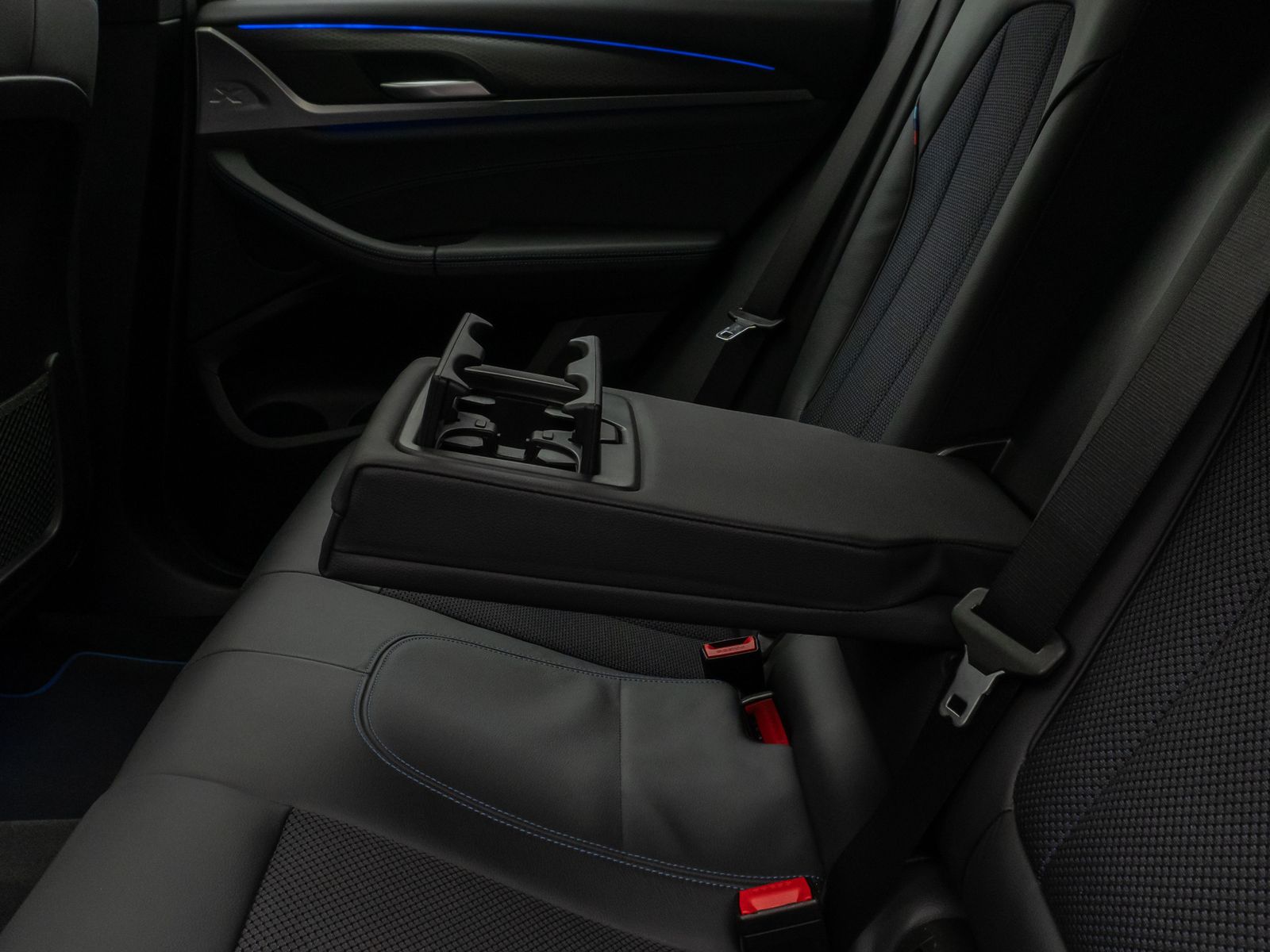 Fahrzeugabbildung BMW X4 xD20d M Sport X Panorama HUD HiFi Komfort 20"