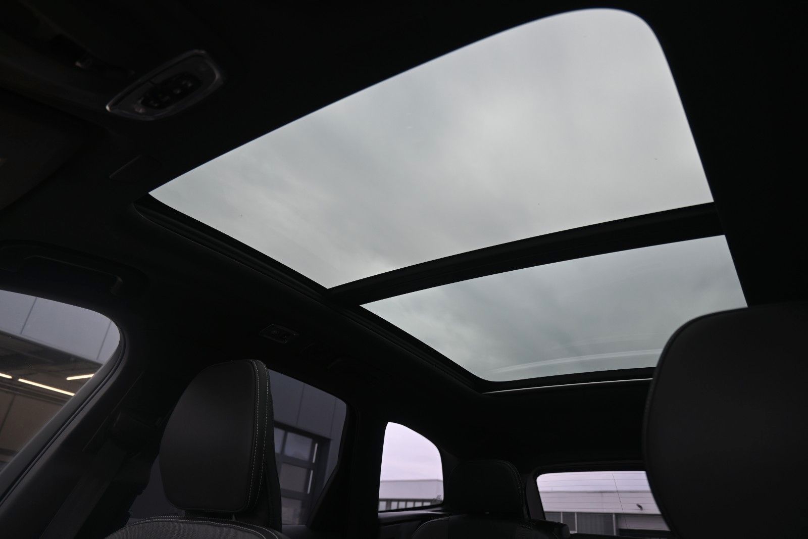 Fahrzeugabbildung Volvo XC60 B4 D AWD R Design*STDHZG*PANO*RFK*ACC