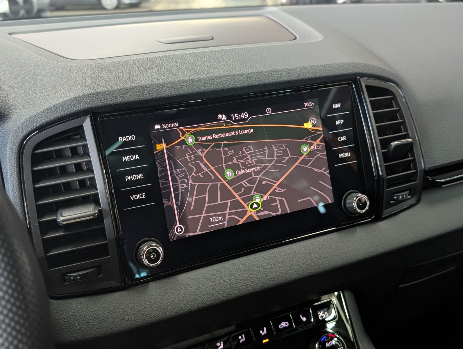 Fahrzeugabbildung SKODA Karoq Sportline 4x4 2.0 TSI PANO AHK StHz VOLL