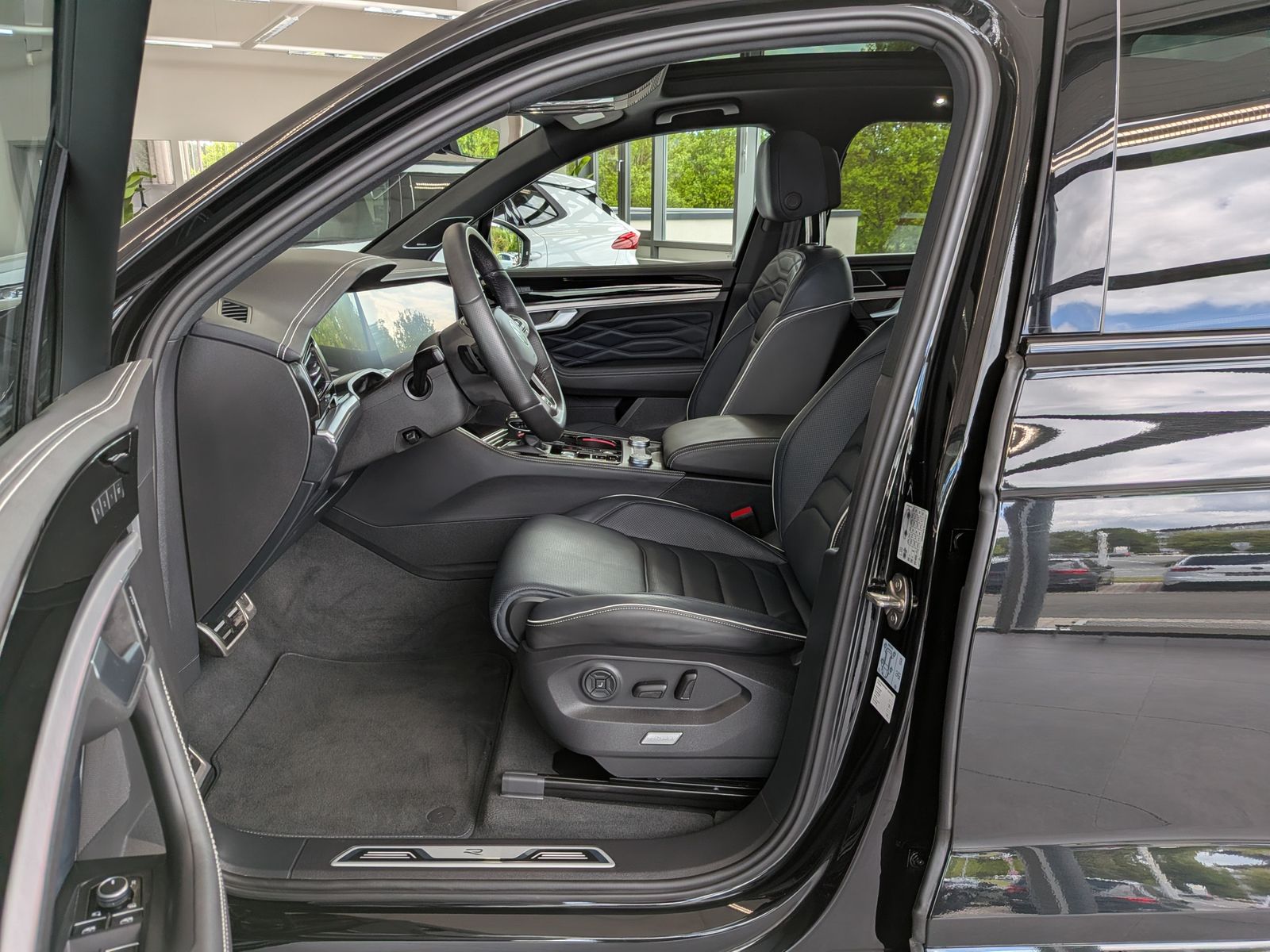 Fahrzeugabbildung Volkswagen Touareg 3.0TDI 4M R-Line VOLL Black 22" UPE 114T