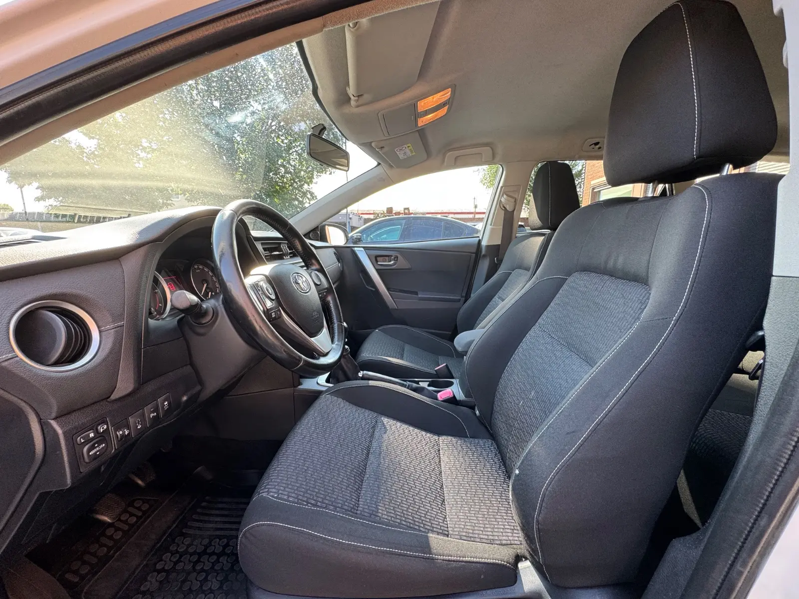 Toyota Auris 2015 — photo 11