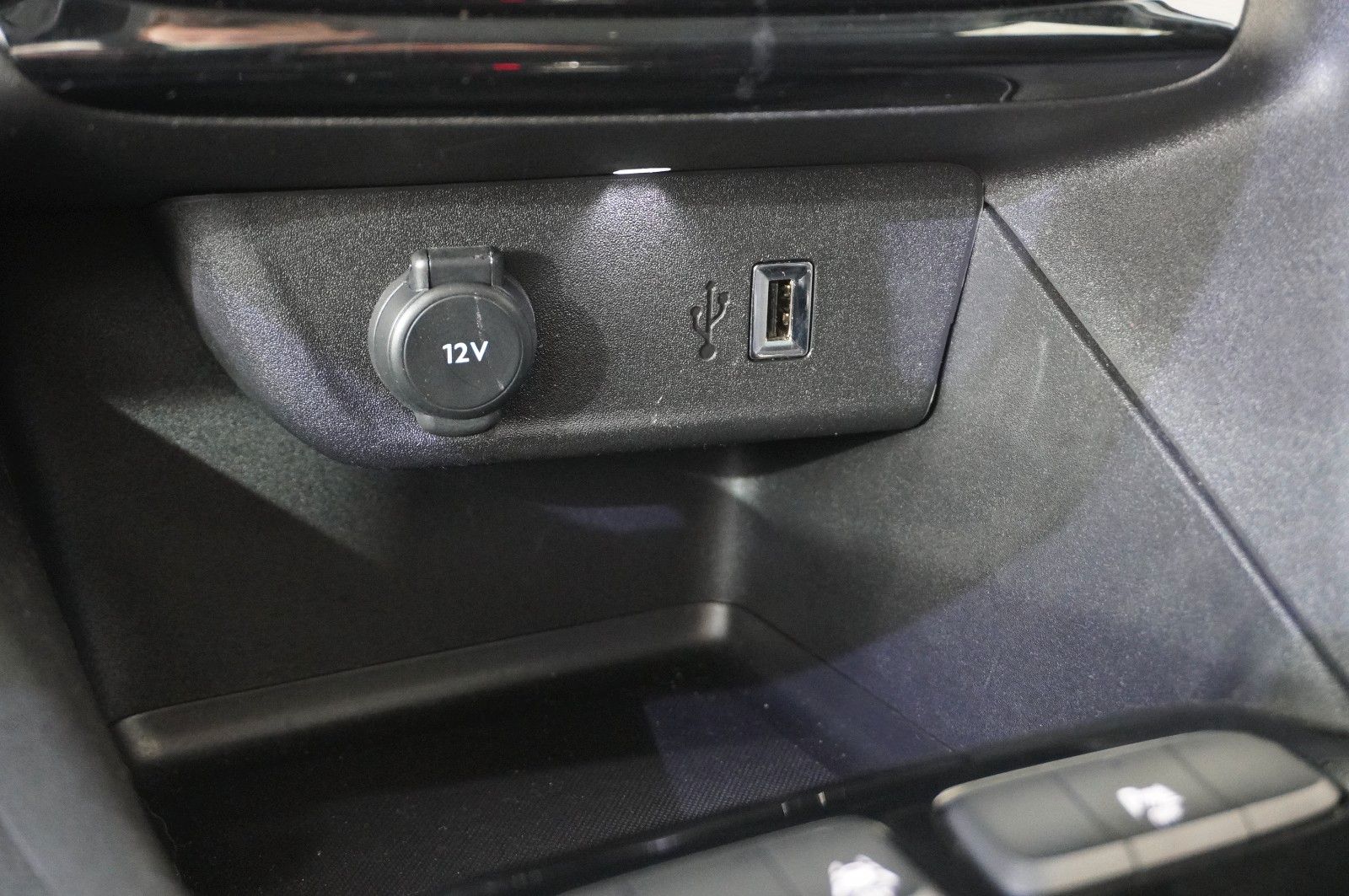 Fahrzeugabbildung Opel Corsa F 1.2T ELEGANCE NAVI/LED/KAMERA/SPORT/DAB+