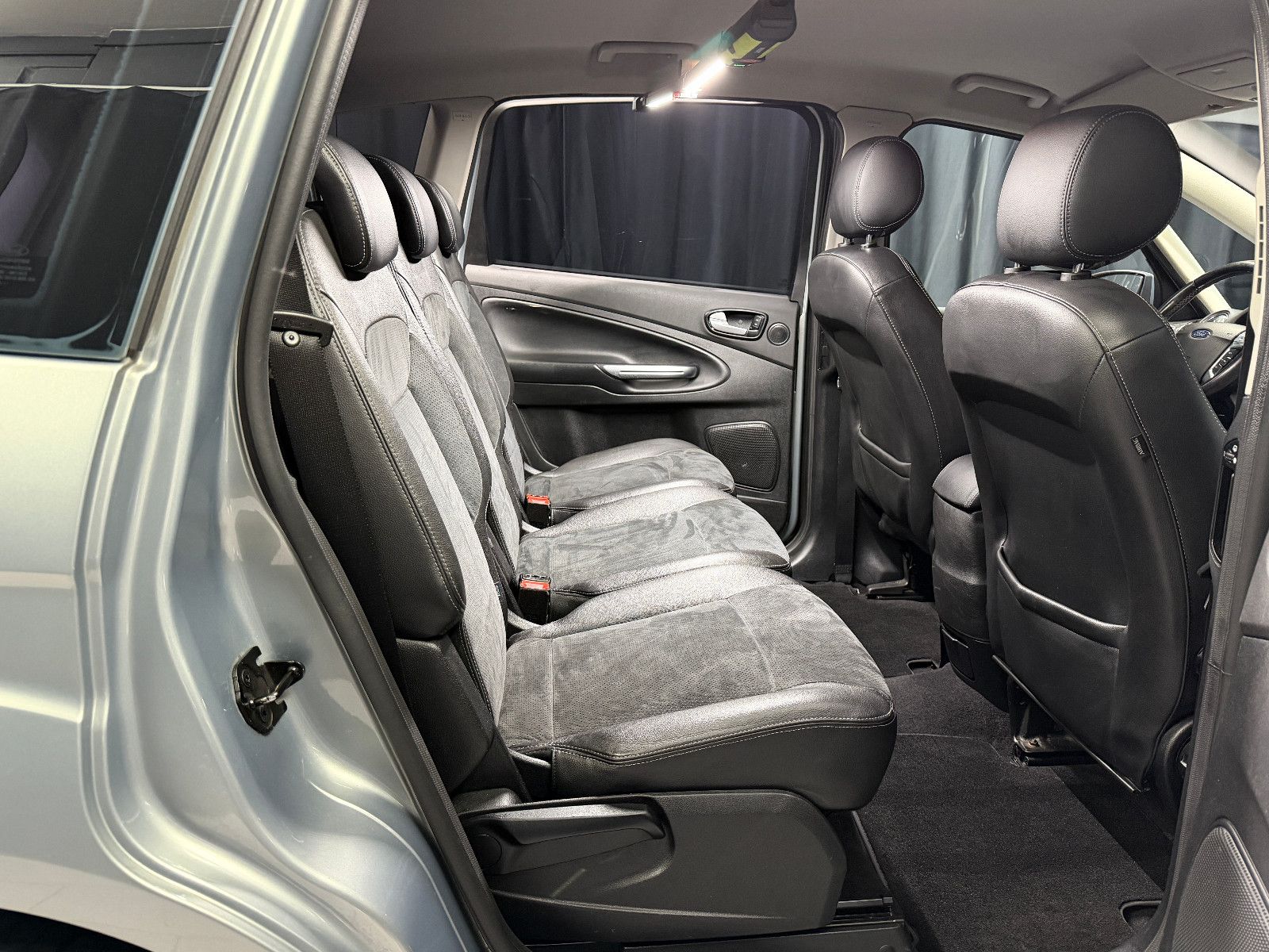 Fahrzeugabbildung Ford S-MAX Titanium|AHK|HU 05/2027