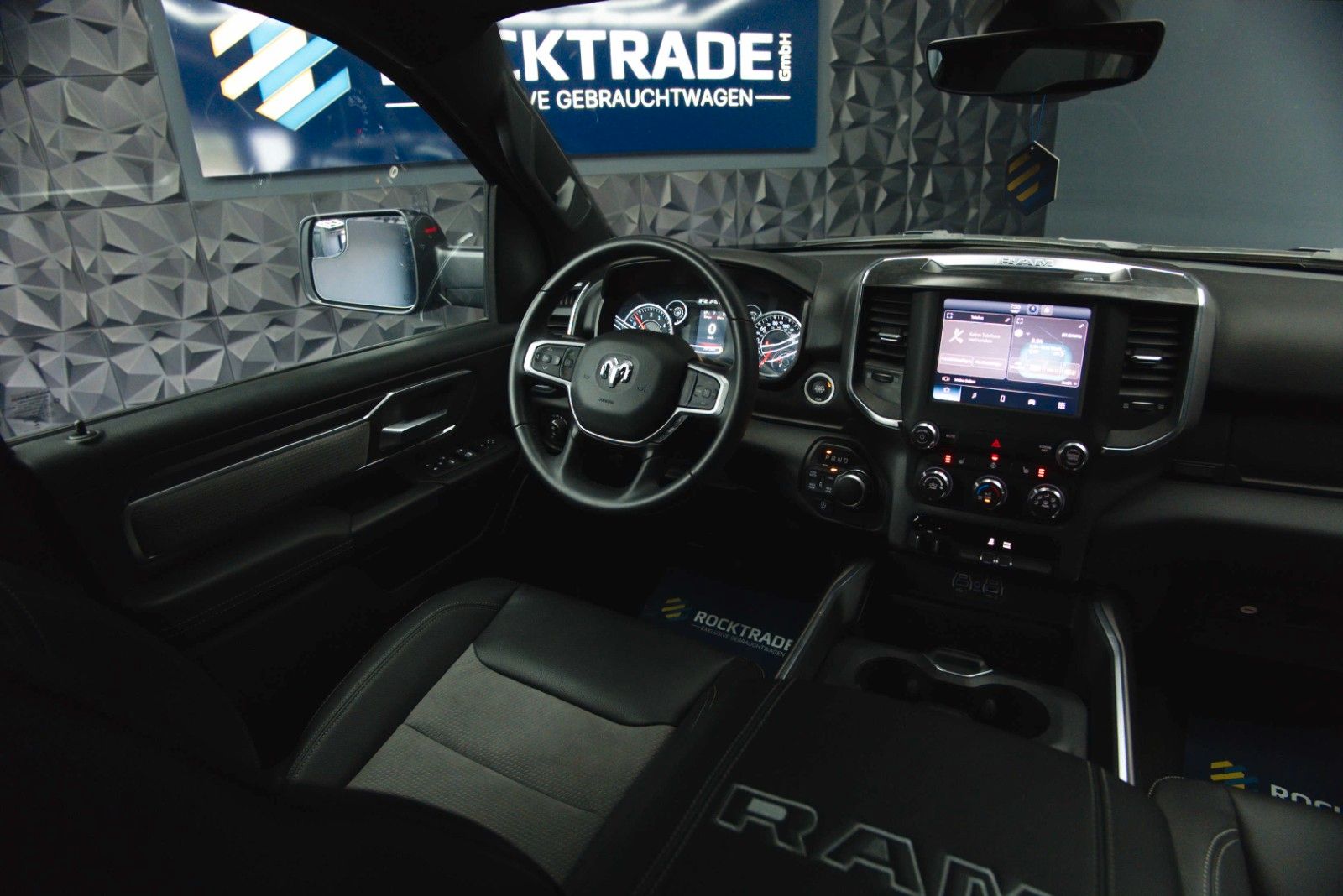 Fahrzeugabbildung Dodge RAM 5.7 V8 HEMI 4x4 OFFROAD Night-Paket *LED*