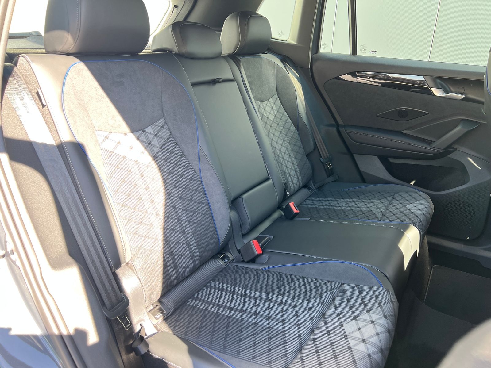 Fahrzeugabbildung Volkswagen Tiguan R-Line 1.5 eTSI DSG *AHK, IQ.Light, ACC,