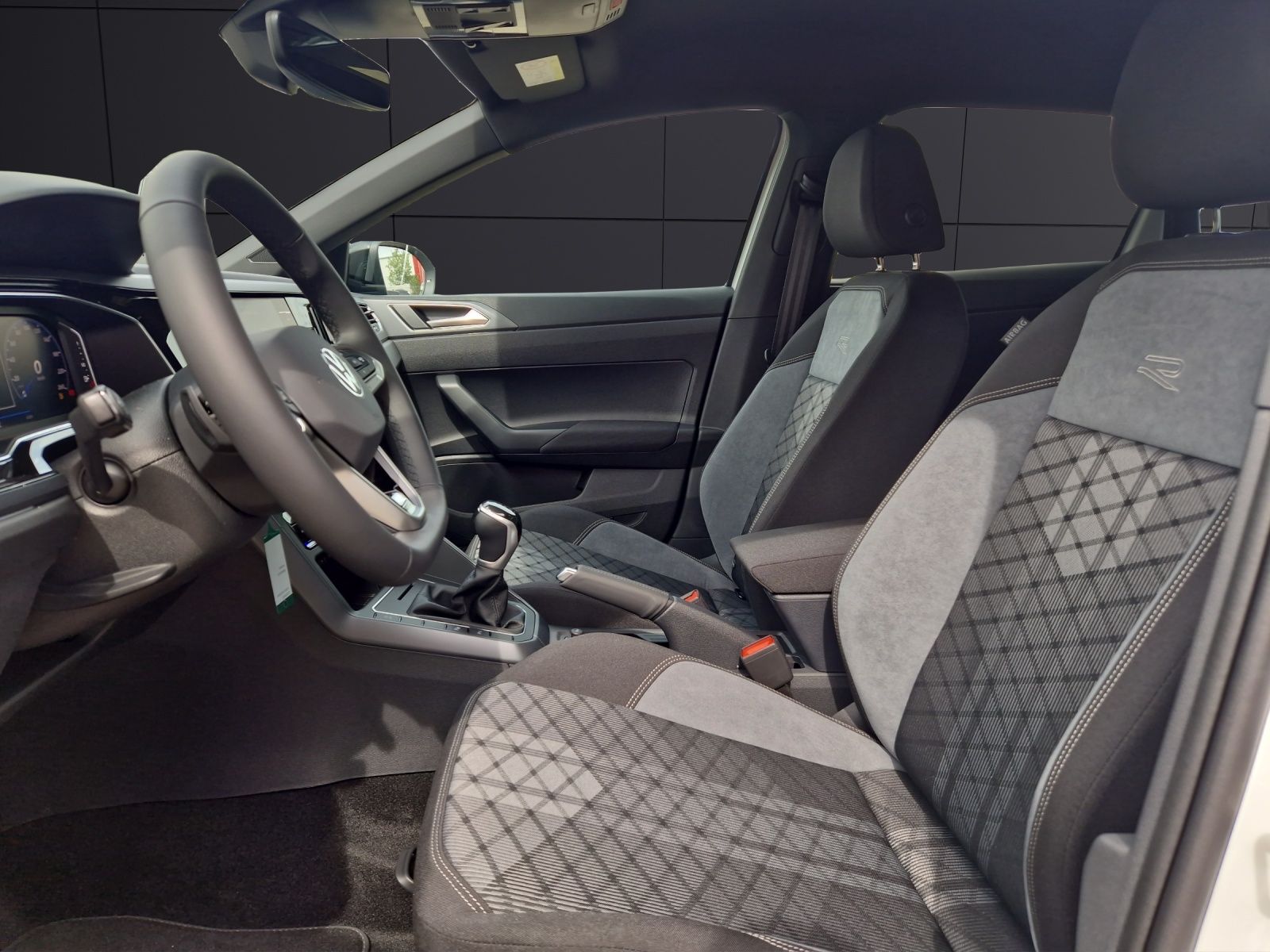 Fahrzeugabbildung Volkswagen Taigo R-line DSG Matrix Navi AID ACC RFK SH LM