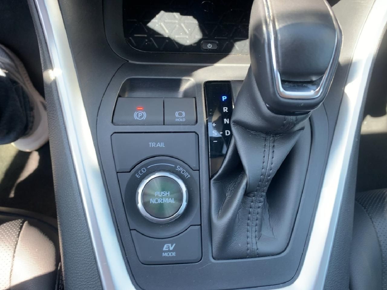Fahrzeugabbildung Toyota RAV 4 2,5l Hybrid 4x4 Lounge