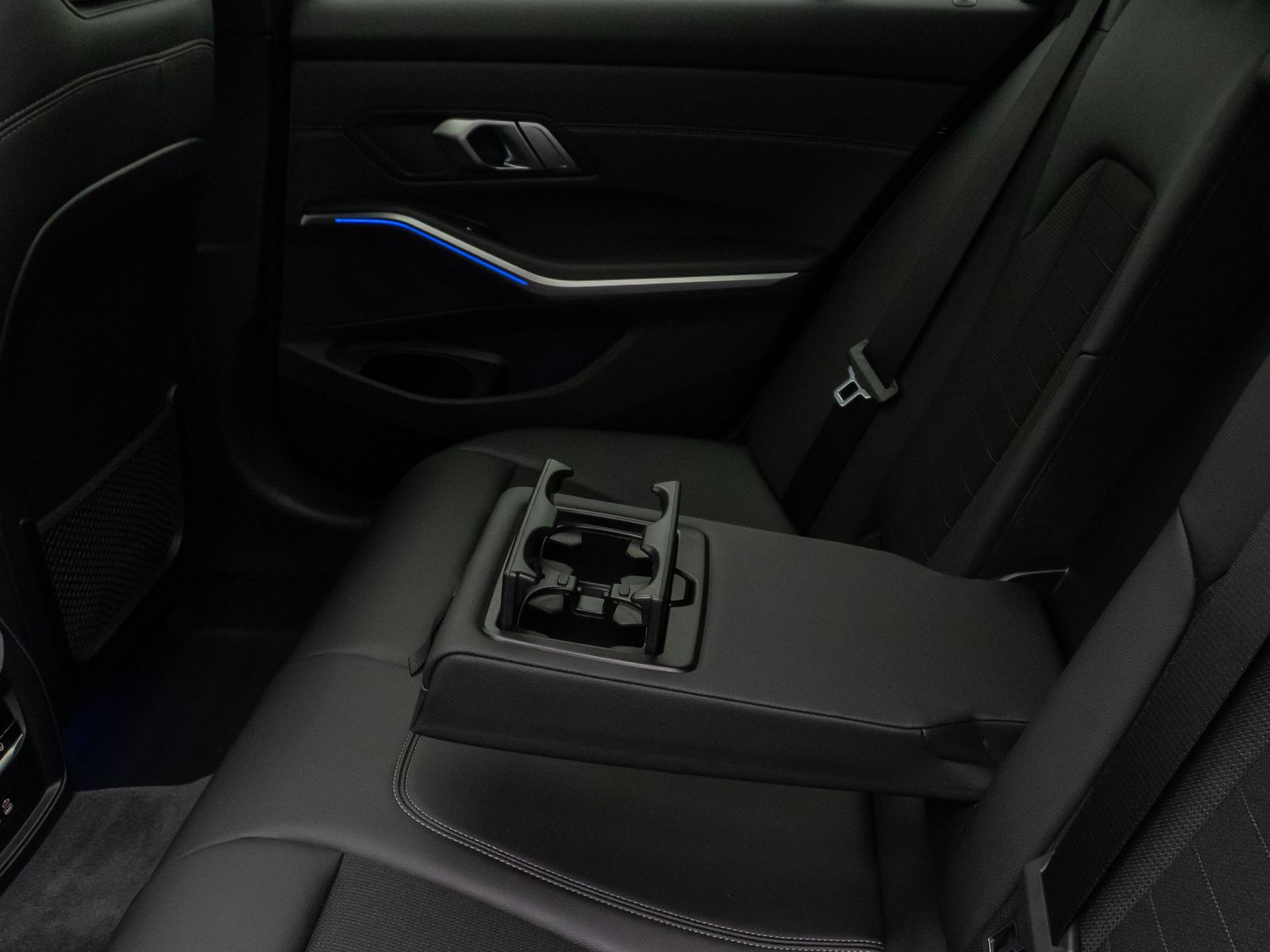 Fahrzeugabbildung BMW 320d xD Sport Line Panorama Laser Kamera HUD DAB