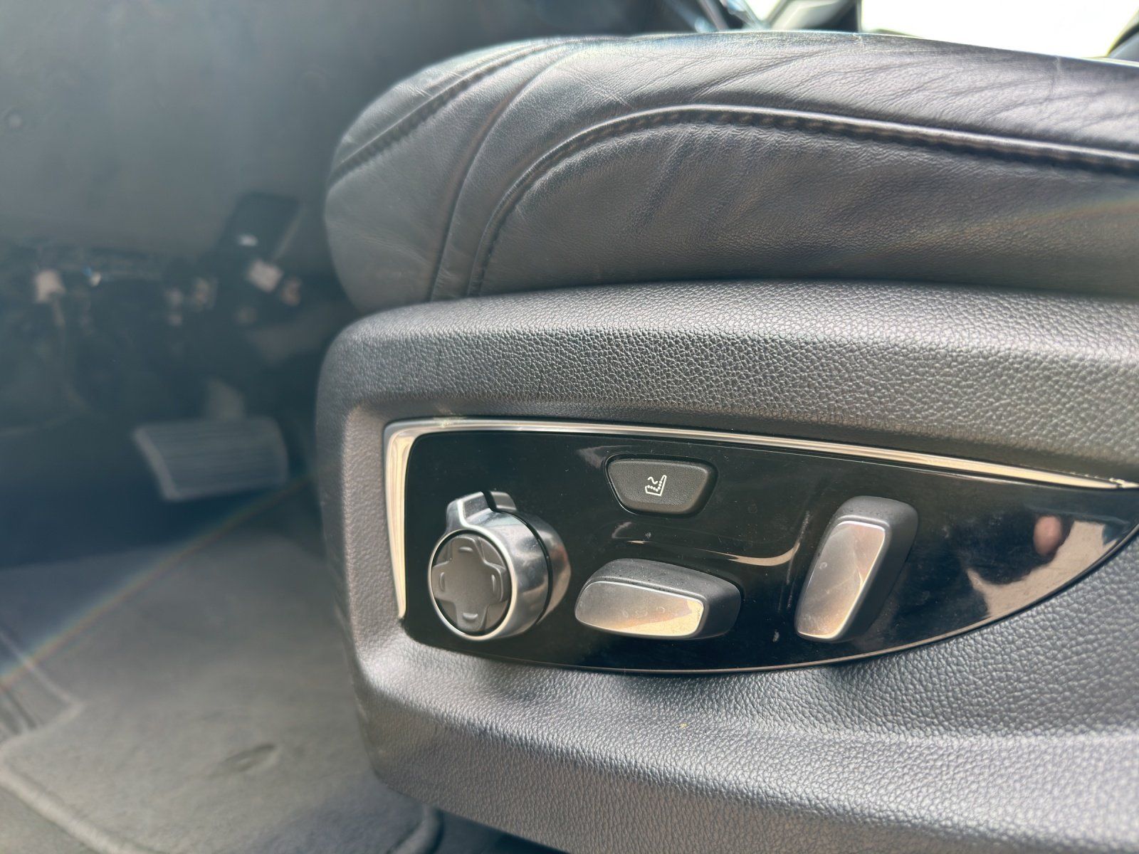 Fahrzeugabbildung Cadillac Escalade 6.2 V8 Platinum ESV // DT.Erstzulassung
