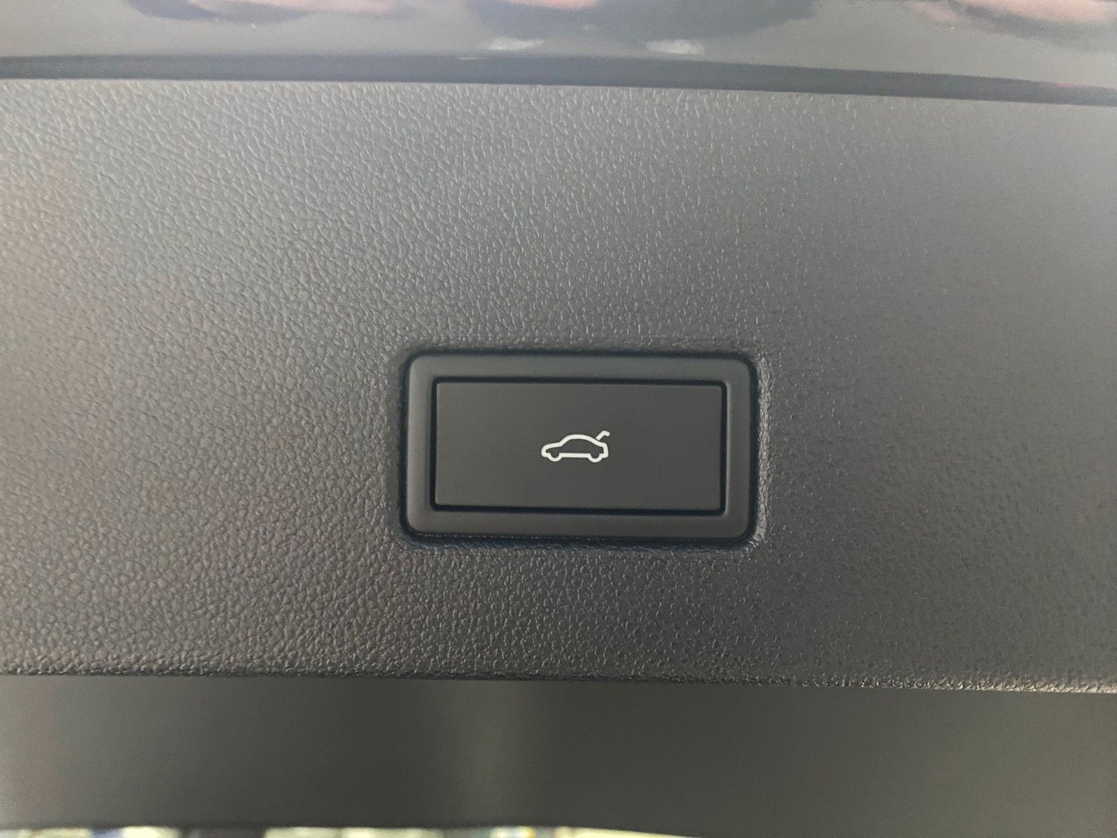 Fahrzeugabbildung Volkswagen T-Roc 1.5 TSI DSG R-Line+ACC+AHK+19"+KAMERA+LED+