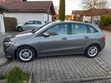Mercedes-Benz B180 Style/ 360° Kamera/AHK/High Perf.Scheinwerf - mit Benzin-Antrieb: Kleinbus, 1.3