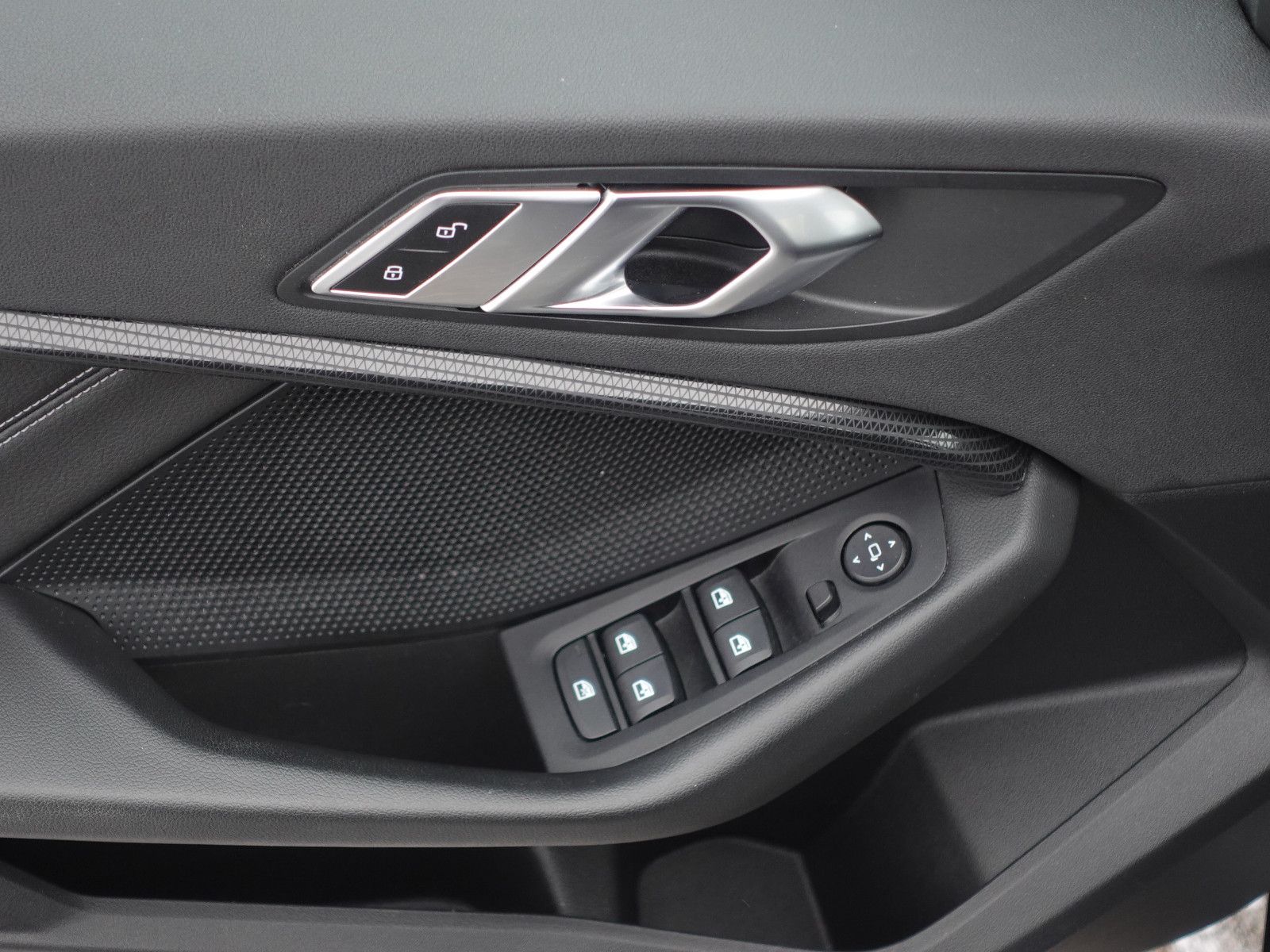 Fahrzeugabbildung BMW 118i Sport Line Navi CarPlay LED-Pkt.