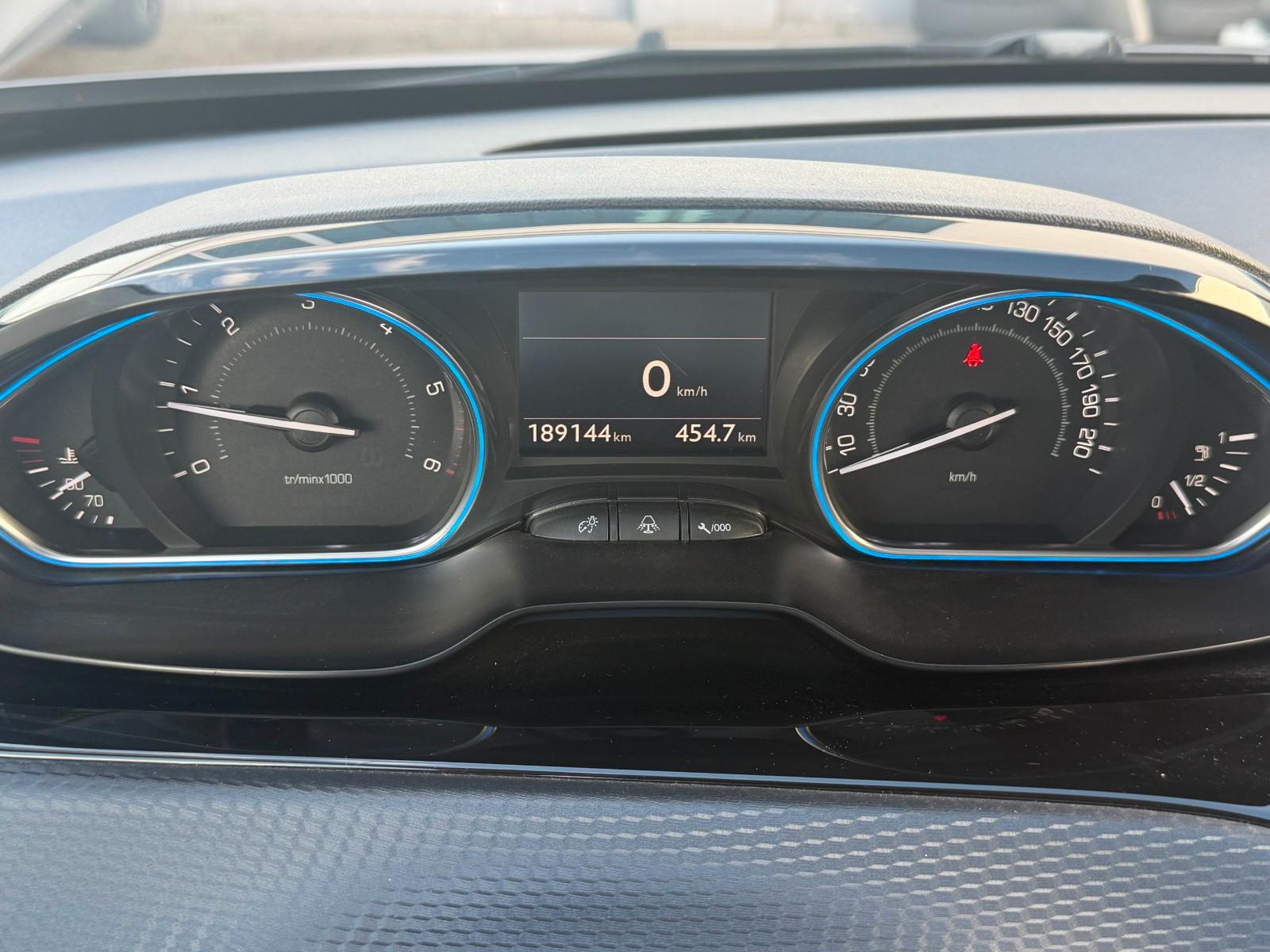 Peugeot 2008 Allure TEILLEDER/KLIMA/NAVI/AHK/PDC
