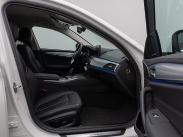 Fahrzeugabbildung BMW 520d Luxury Line Kamera HUD DAB AHK Alarm 19Zoll