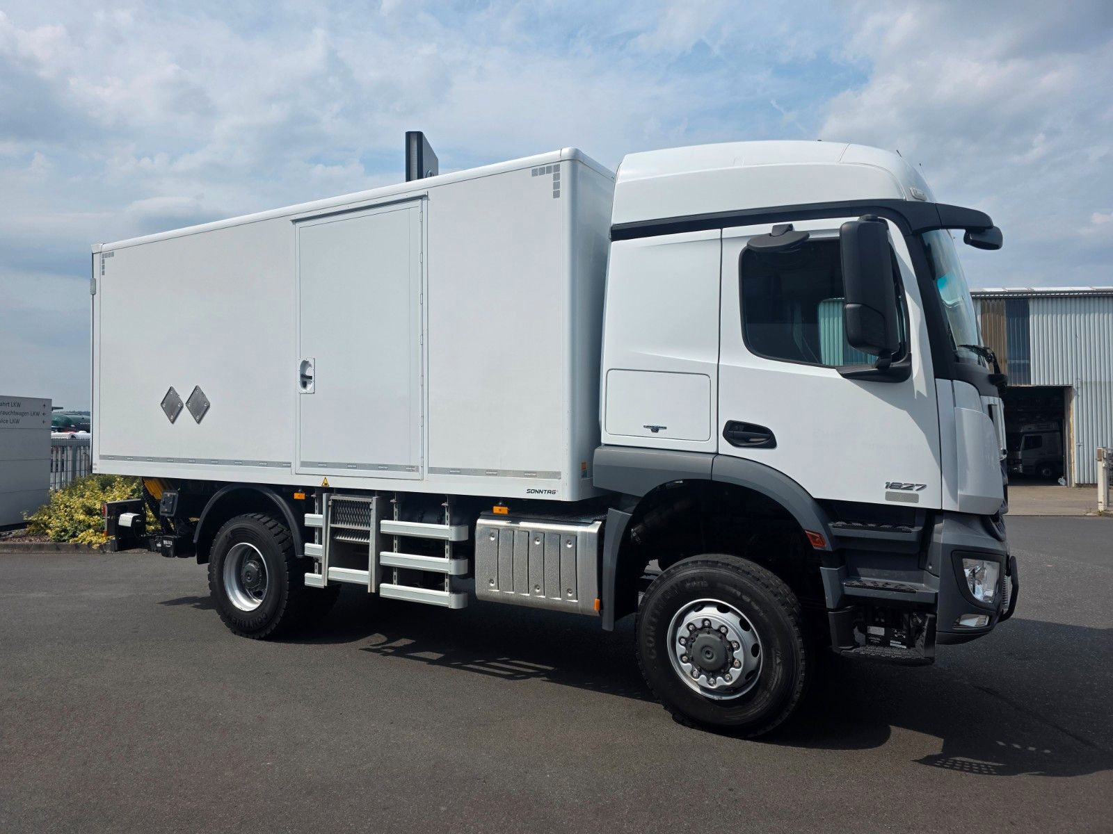 Fahrzeugabbildung Mercedes-Benz Arocs 1827 A 4x4 LBW Tür+Treppe Schalter 2 Stück