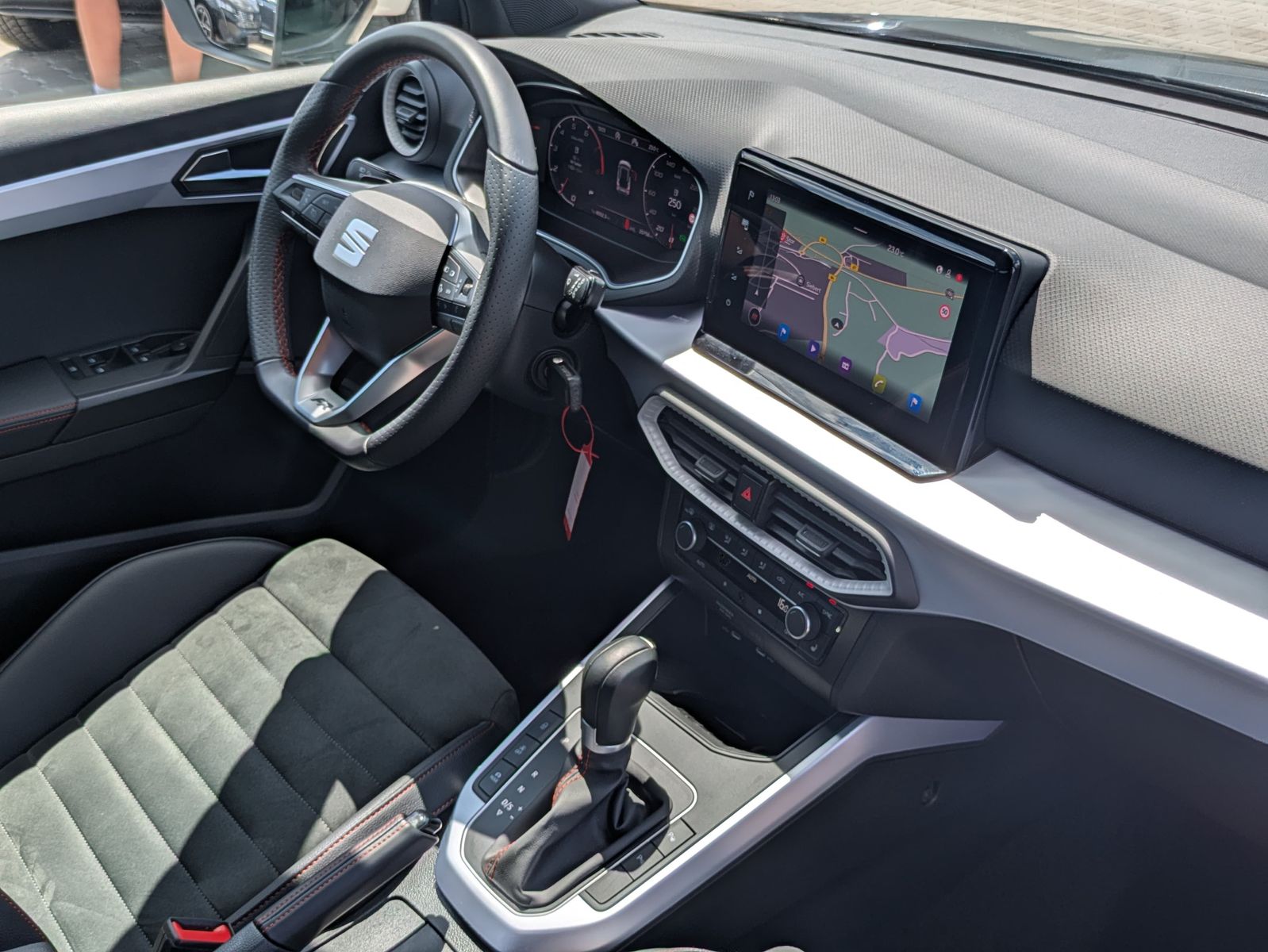 Fahrzeugabbildung SEAT Arona 1.5 TSI FR DSG AHK*ACC*LED*APP*DAB*KAMERA