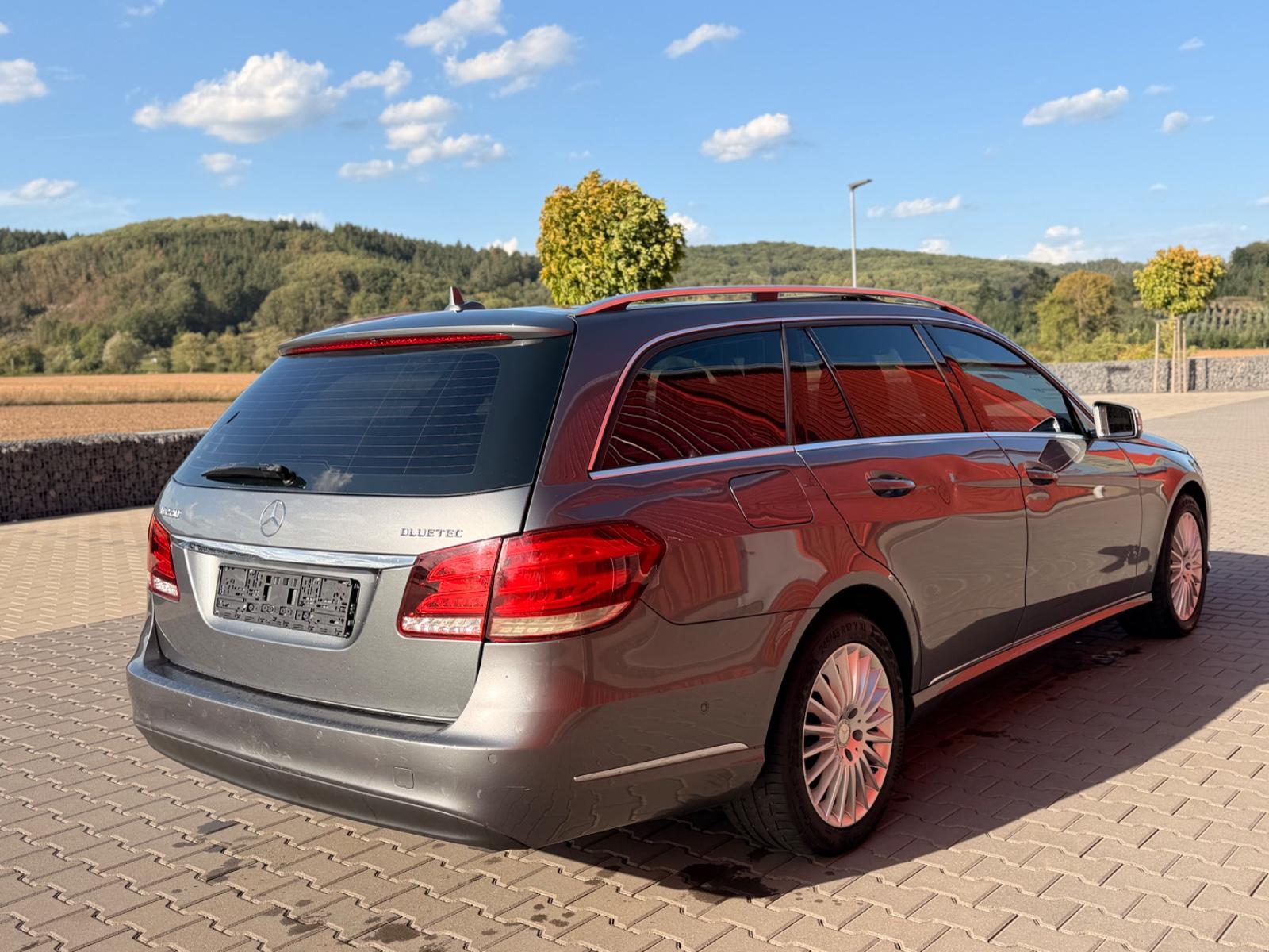 Mercedes-Benz E 220 LED AUTOMATIK LEDER PDC AHK NAVI ACC EU6