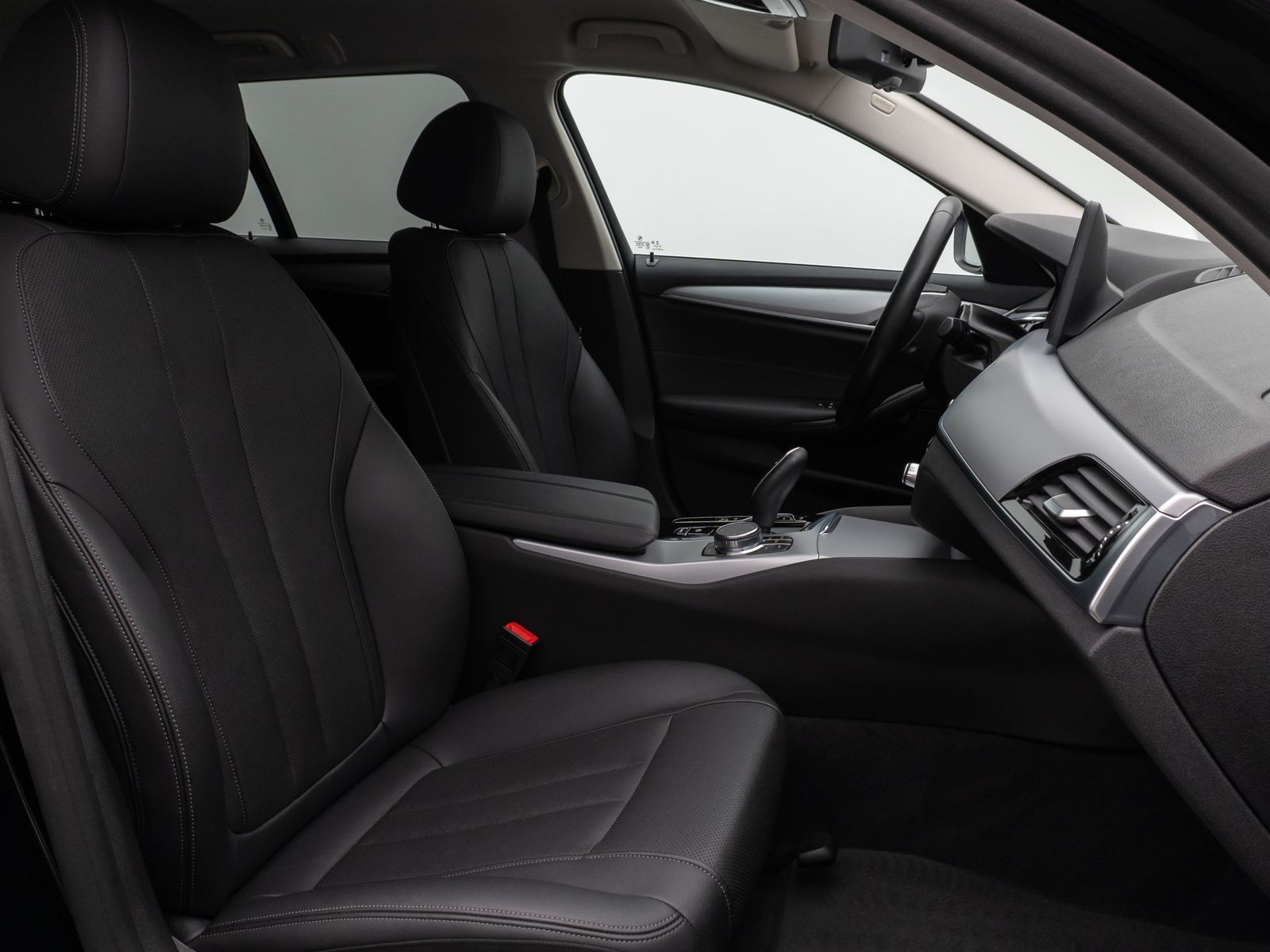 Fahrzeugabbildung BMW 530e Kamera DAB CockPitPro Sitzhzg Alarm LED