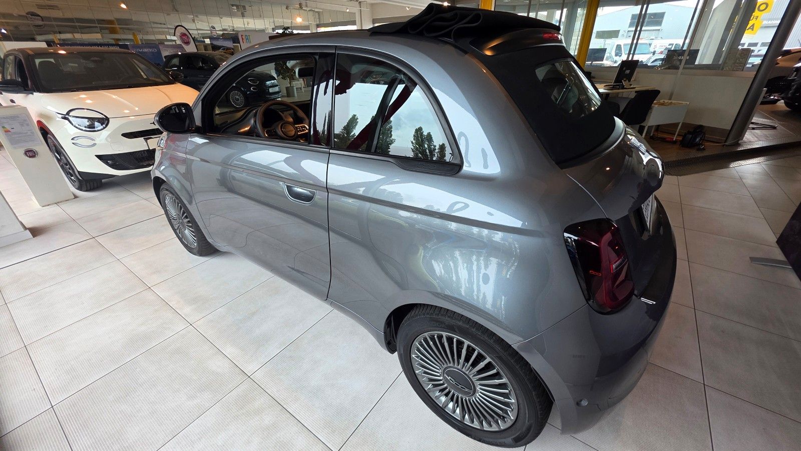 Fiat 500e Cabrio "Icon" 42kWh 118 PS - ACC, LED imagem 3
