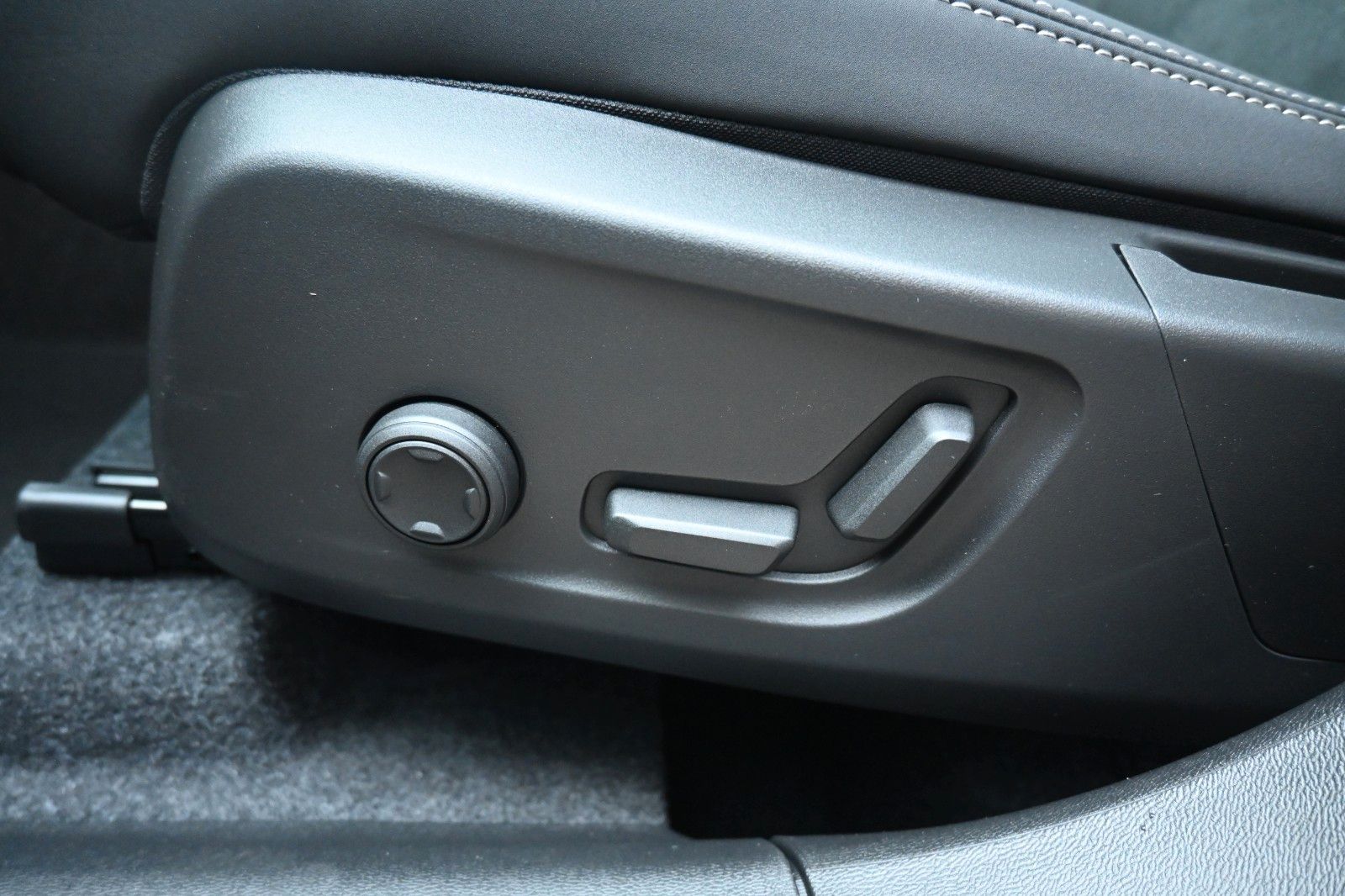 Fahrzeugabbildung Volvo XC40 B4 DKG Plus Black Edition*FSHZG*360*ACC*AHK