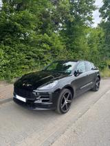 Porsche Macan - -