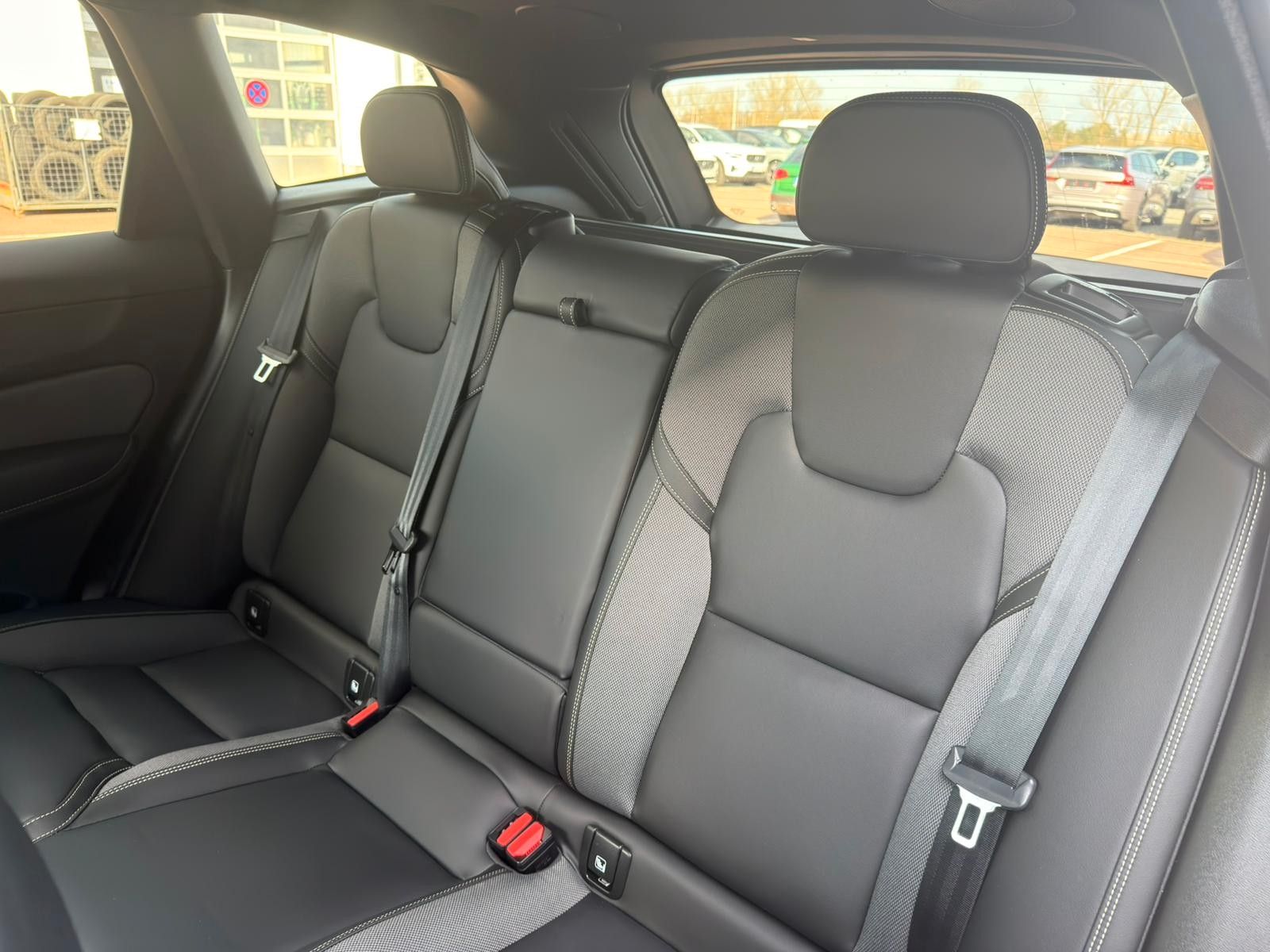 Fahrzeugabbildung Volvo XC60 B4D AWD Plus Dark*STDHZG*360°ACC