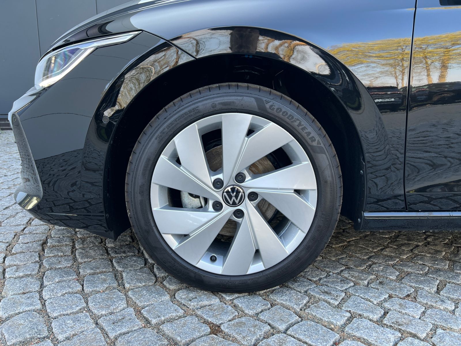 Fahrzeugabbildung Volkswagen Golf VIII Life 1.5 TSI *ACC, Light Assist, Sitzh