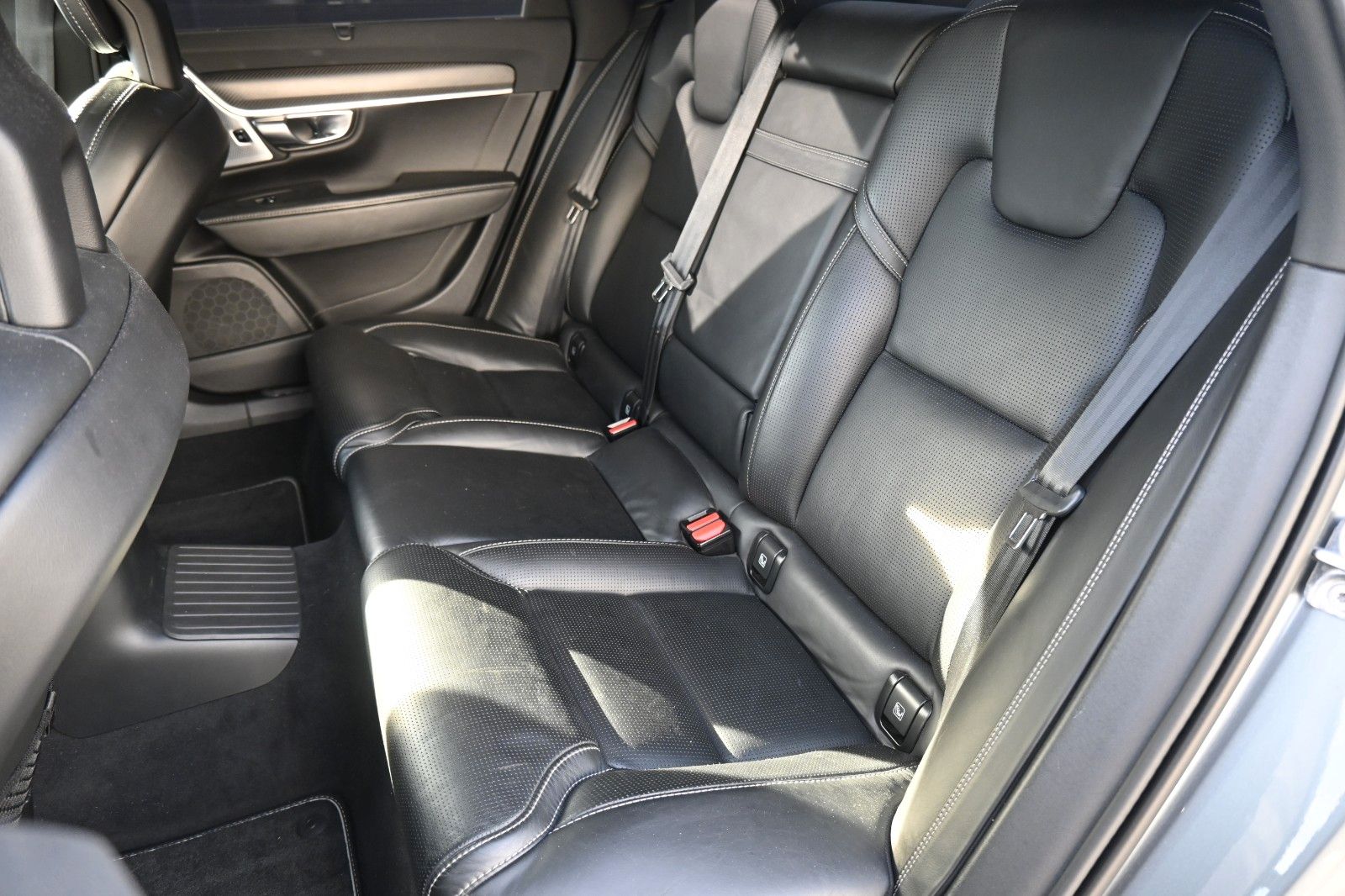 Fahrzeugabbildung Volvo S90 Lim.R-Design Plug-In Hyb. AWD*B&W*LUFT*MASS*