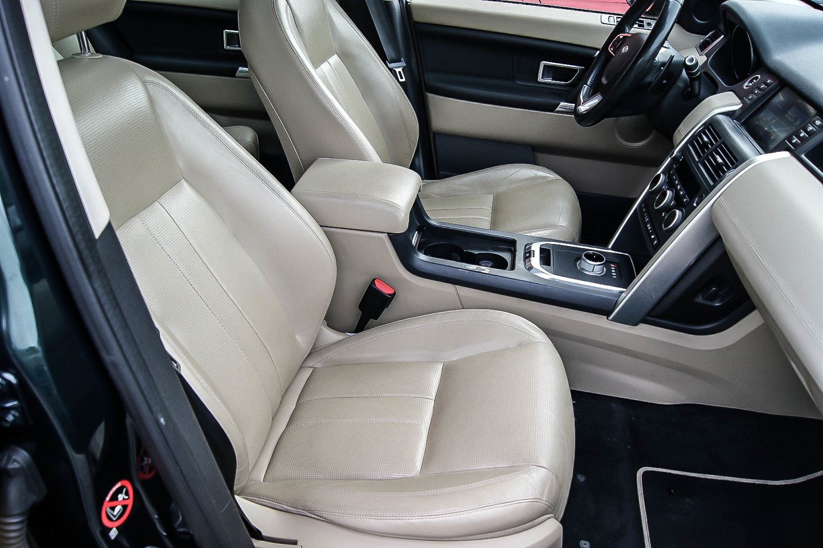 Fahrzeugabbildung Land Rover Discovery Sport 2.0 HSE AUTO LEDER PANORAMA 1.HD