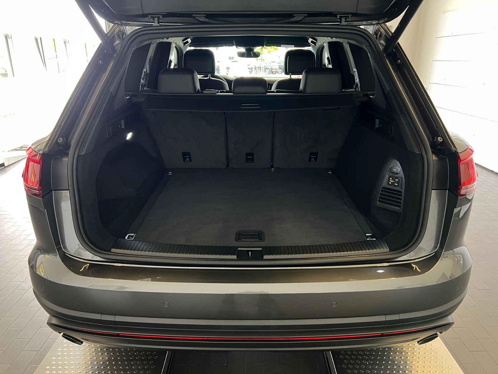 Fahrzeugabbildung Volkswagen Touareg 3.0 TDI 4MOTION *AHK, Luft, Leder, ACC,
