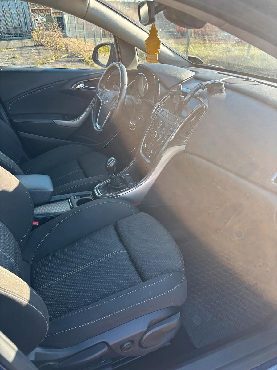 Opel Astra 2011 — photo 13