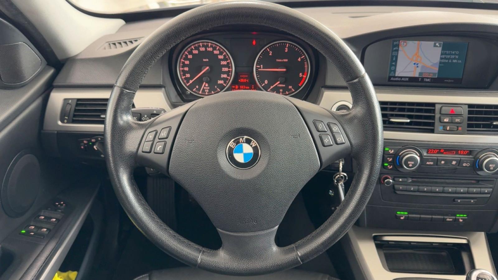 BMW 318d Touring 143 ch BVM / 133 927 km / Toit pano / Cuir / Sièges chauffants / Chaine changée