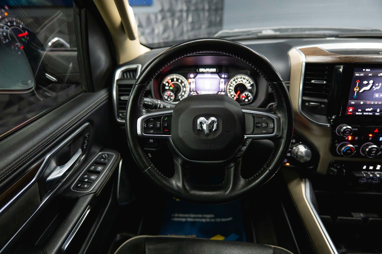 Fahrzeugabbildung Dodge RAM 5.7 V8 HEMI 4x4 LARAMIE Offroad Night LED