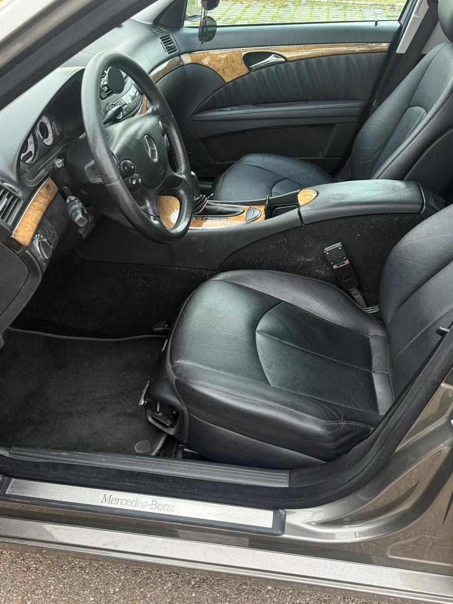 Mercedes-Benz E320 2009 — interior