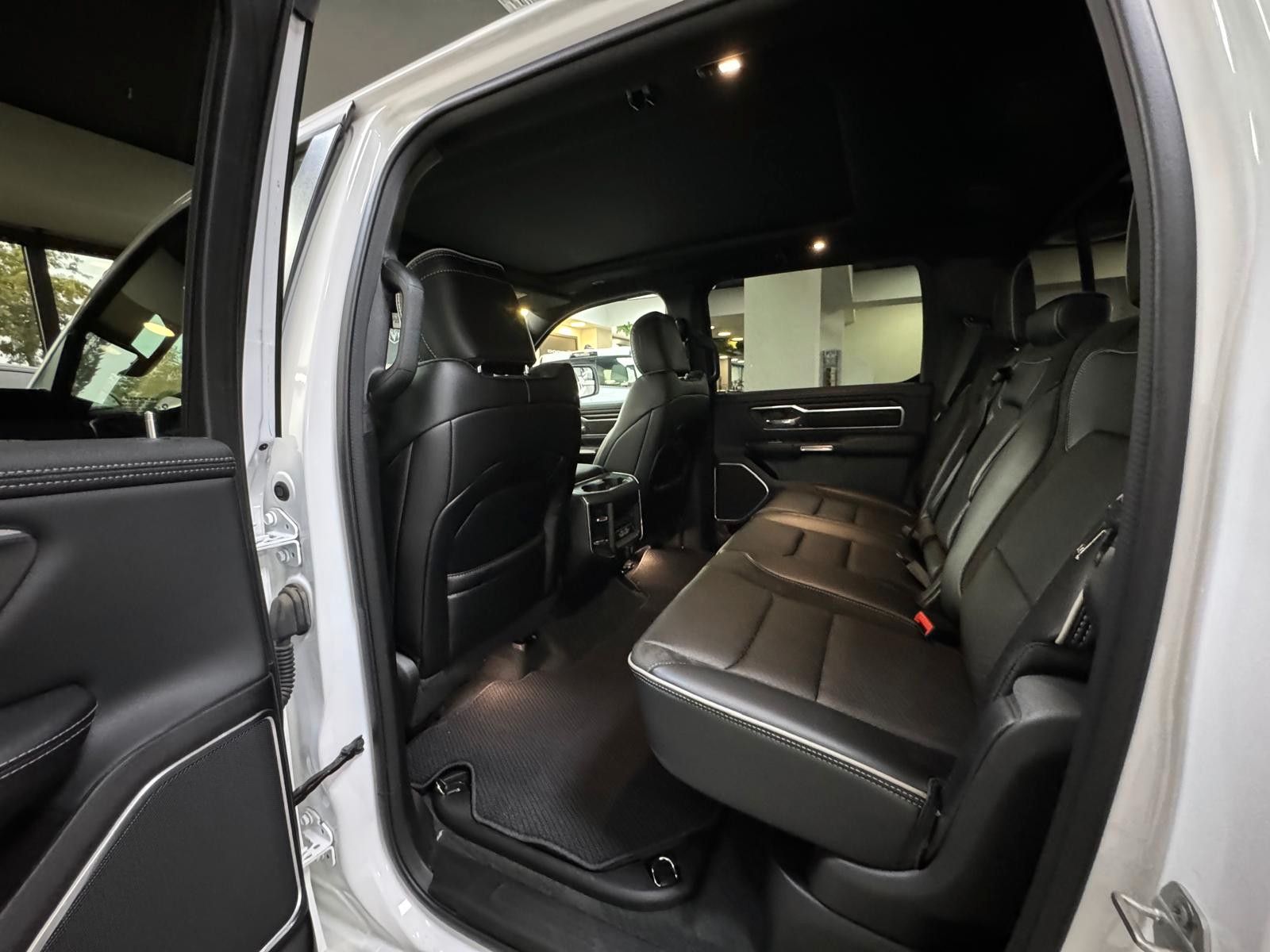 Fahrzeugabbildung Dodge LARAMIE CREW CAB SPORT  12" LUFTF. 22"  HEMI 4x4