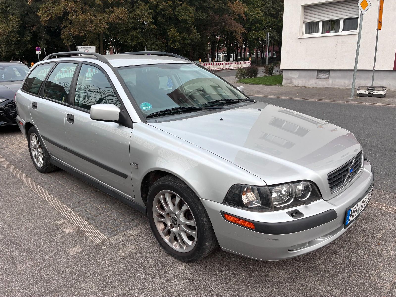 Volvo V40 2004 — rear view