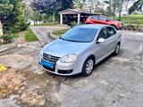 Volkswagen Jetta 1.6  - Volkswagen Jetta mit Benzin-Antrieb: Limousine, 1.6