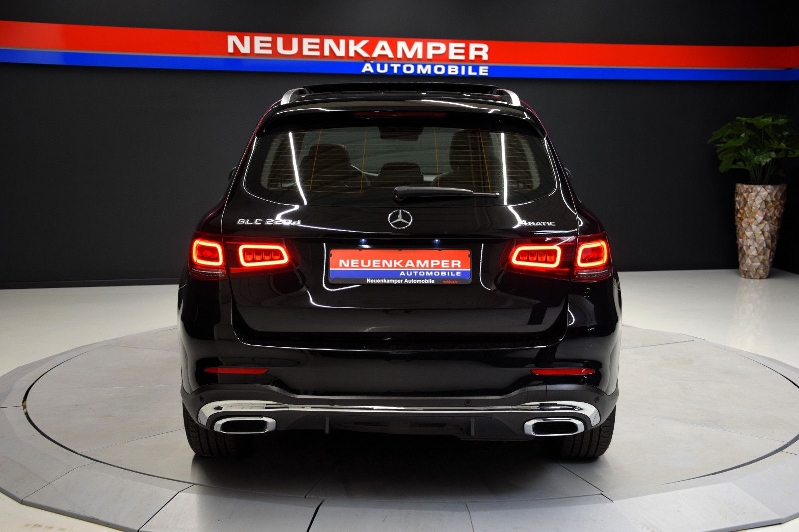 Fahrzeugabbildung Mercedes-Benz GLC 220 d 4Matic AMG Pano HuD Leder ACC Kamera