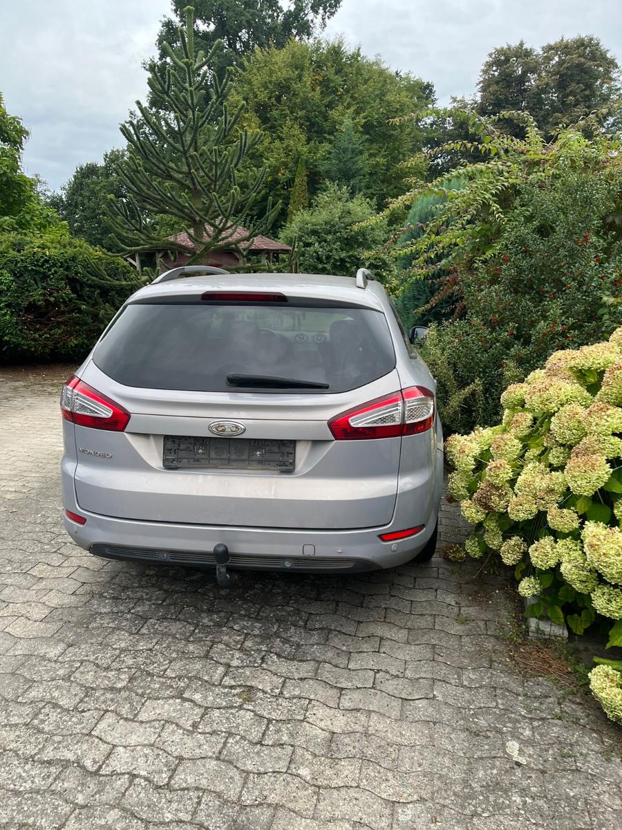 Ford Mondeo 2011 — салон