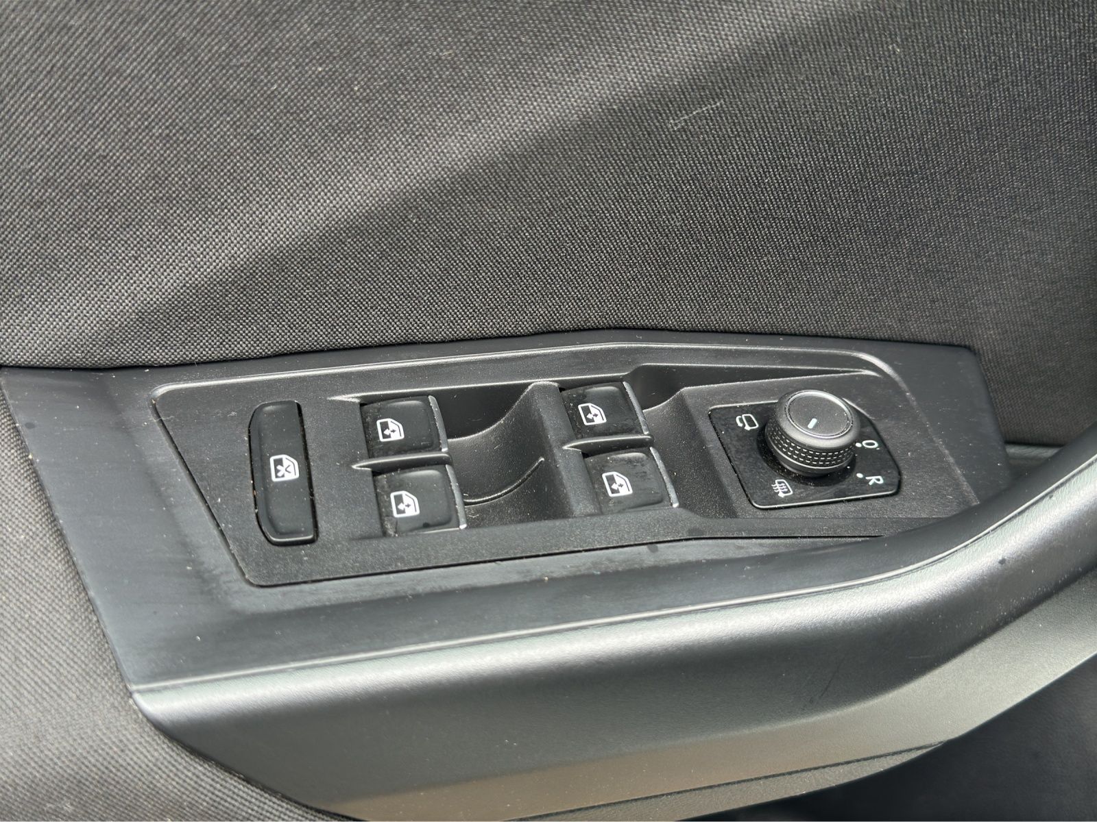 Fahrzeugabbildung Volkswagen T-Roc TDI Sport DSG LED ACC SHZ RearView Navi Kl