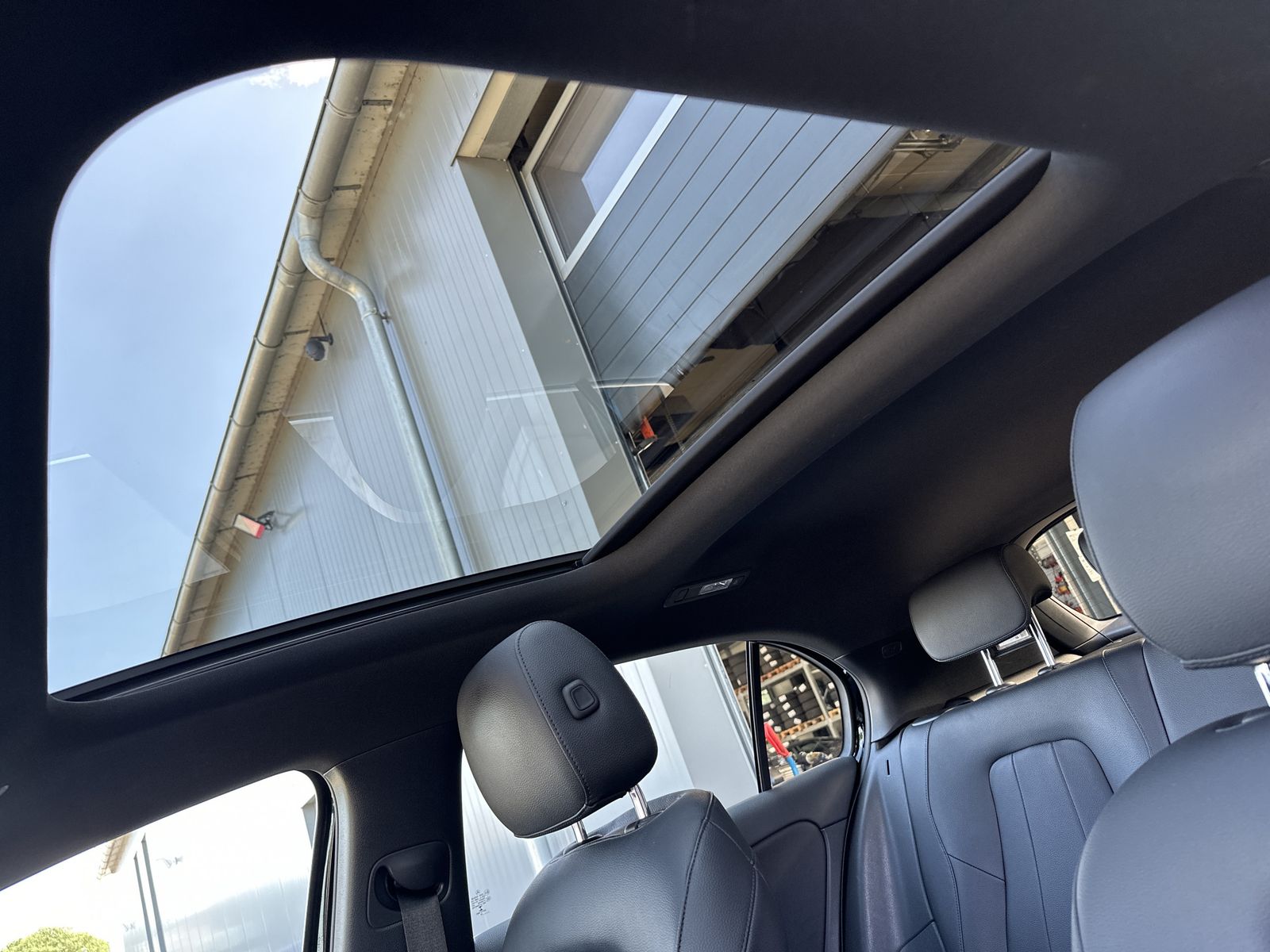 Fahrzeugabbildung Mercedes-Benz A 250e Progressive NAV+LED+PANO+360°+WIDESCREEN