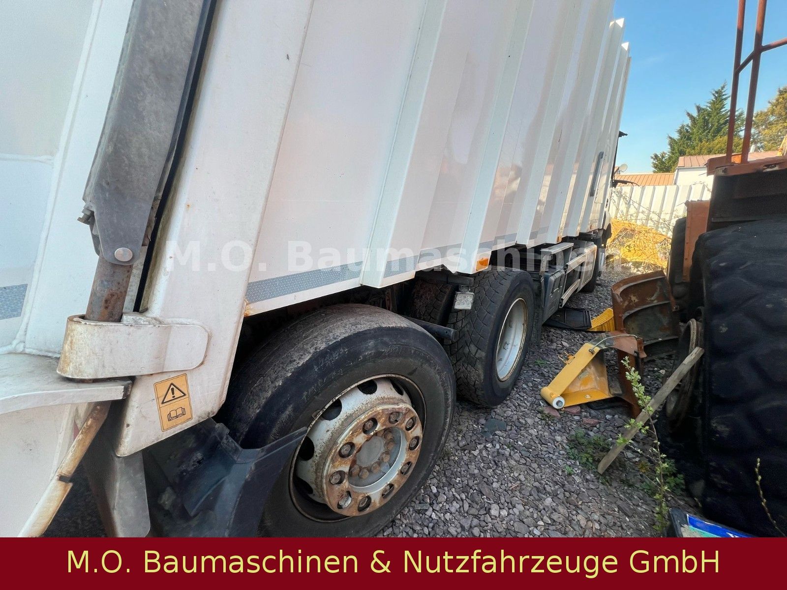 Fahrzeugabbildung Mercedes-Benz Antos  2532 /6x2/ L+L /Euro 5 / Brandschaden /