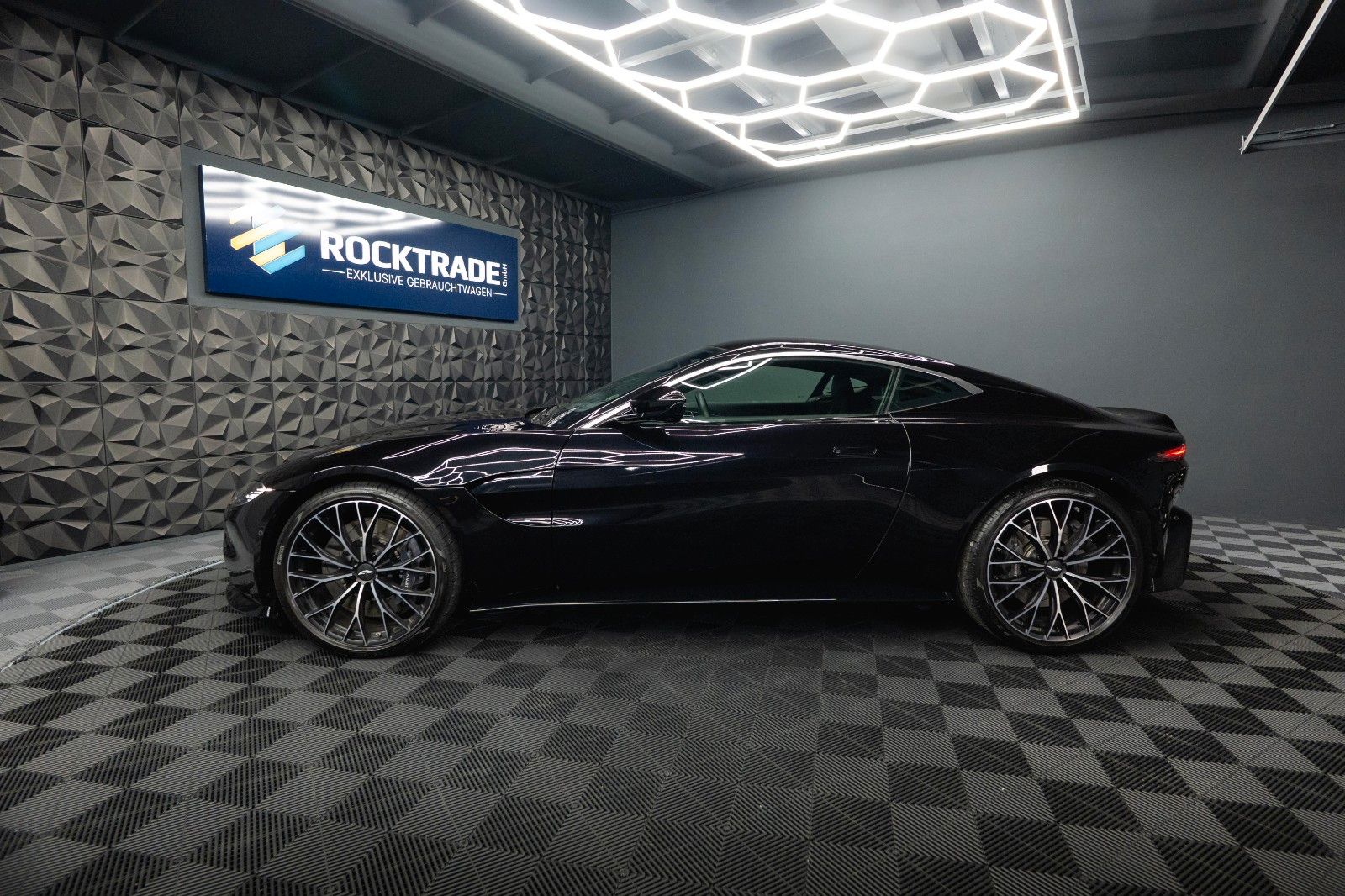Fahrzeugabbildung Aston Martin V8 Vantage 4.0 V8 DB11 Coupe *1.Hand*360*Memory*