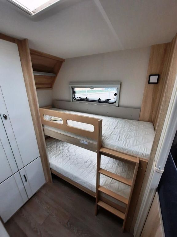 Fahrzeugabbildung Hobby De Luxe 545 KMF Verfüg./Auflastung 2.000 Kg
